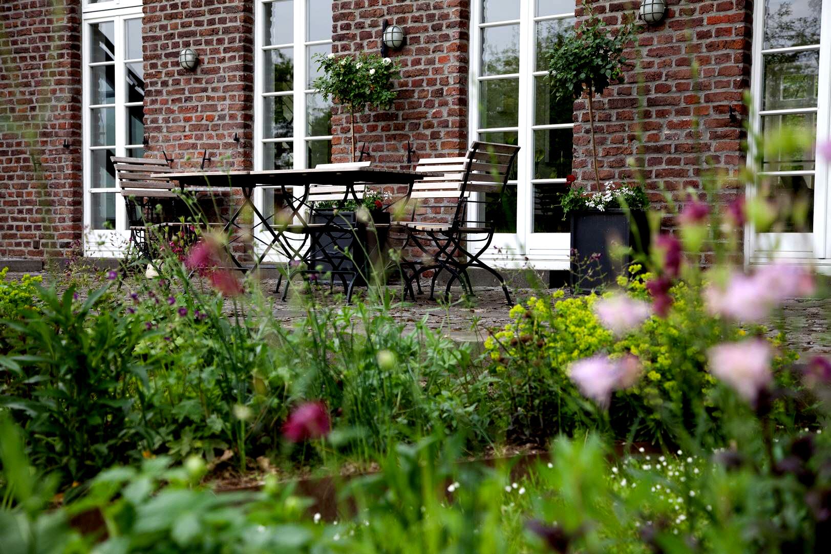 Gemütlicher Garten mit Blumen Gemütlicher Garten mit Blumen