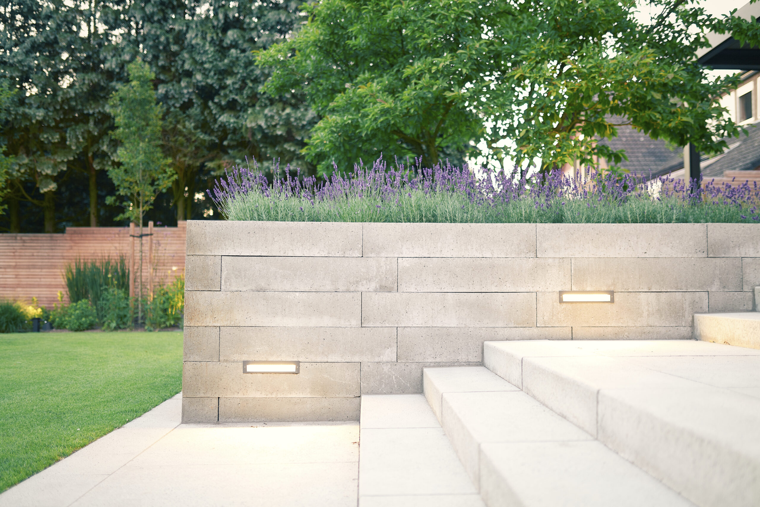 Treppe und Blumenbeet im Garten Treppe und Blumenbeet im Garten